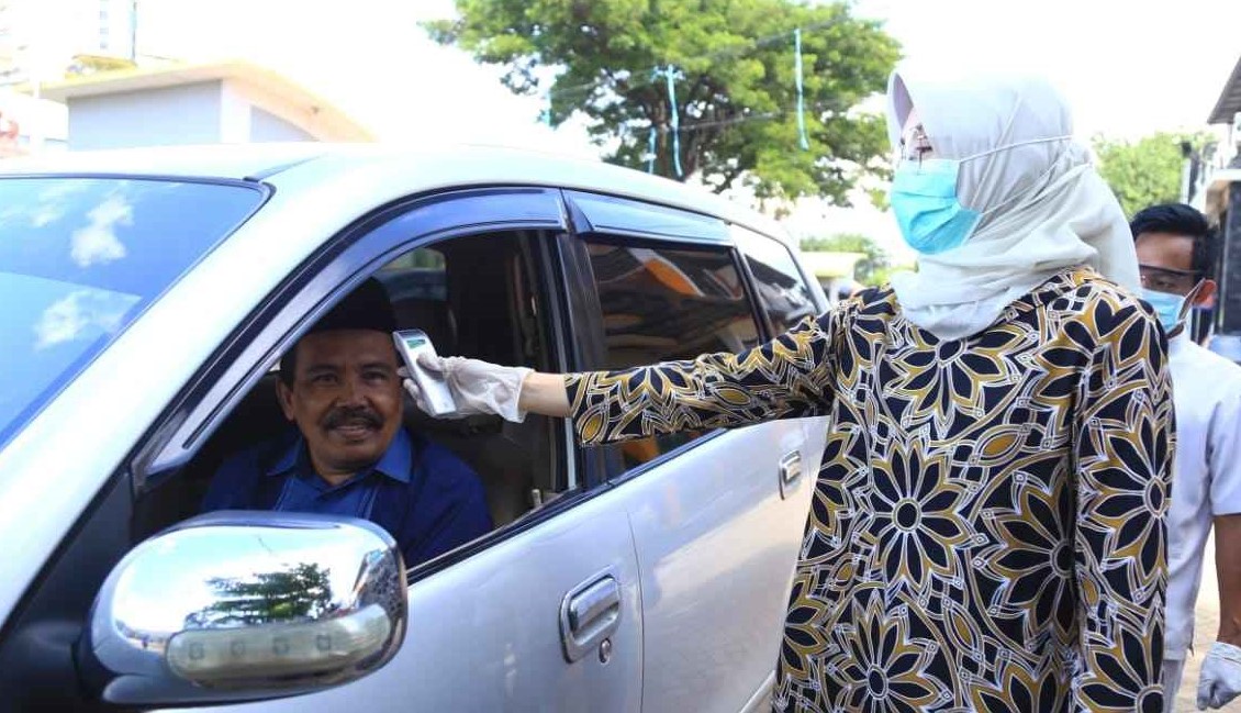 Bupati Probolinggo, Puput Tantriana Sari mengecek suhu tubuh pengendara mobil dengan thermo gun. (Foto: Istimewa)