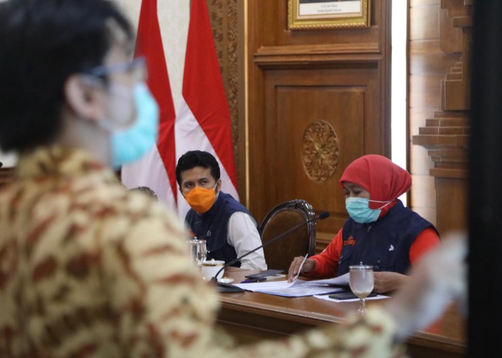 Gubernur Jawa Timur Khofifah Indar Parawansa, saat melakukan konferensi pers di Gedung Negara Grahadi. (Foto: Alief/Ngopibareng.id)