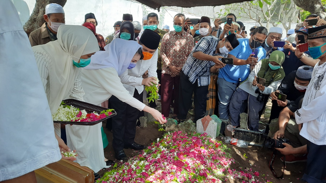 Gubernur Jawa Timur Khofifah Indar Parawansa, saat turut menguburkan jenazah KH Masykur Hasyim. (Foto: Alief Sambogo/Ngopibareng.id)