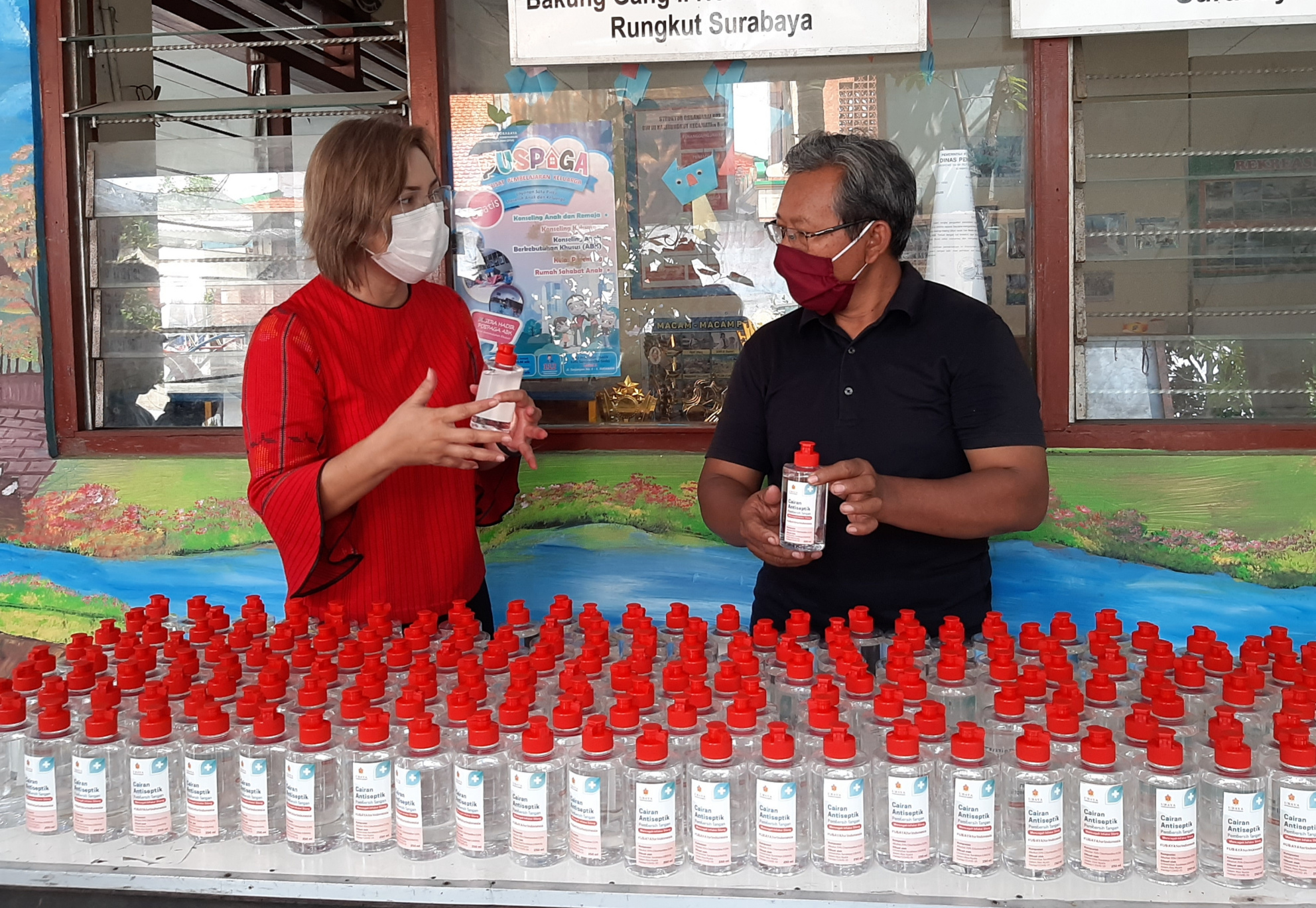 Penyerahan 200 hand sanitizer oleh perwakilan Ubaya kepada Ketua RT 5, RW 3, Kali Rungkut Surabaya. (Foto:Pita Sari/Ngopibareng.id)