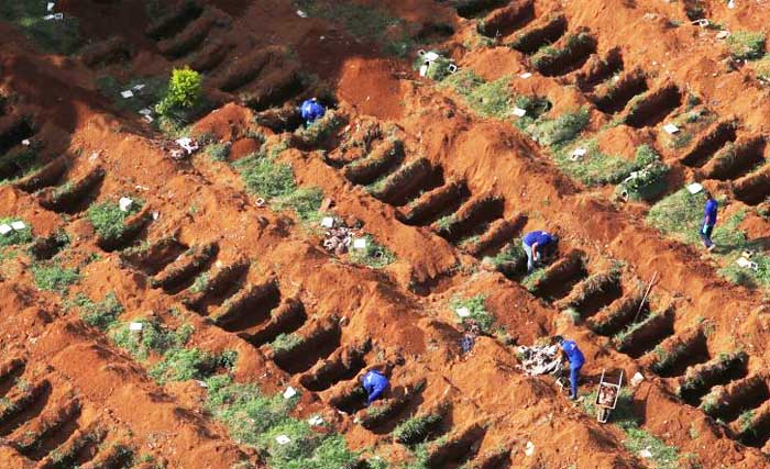 Beberapa pekerja membuat liang kubur menyusul kenaikan jumlah korban COVID-19 di pemakaman Vila Formosa, Brazil, Kamis kemarin. (Foto:Antara/Reuters)