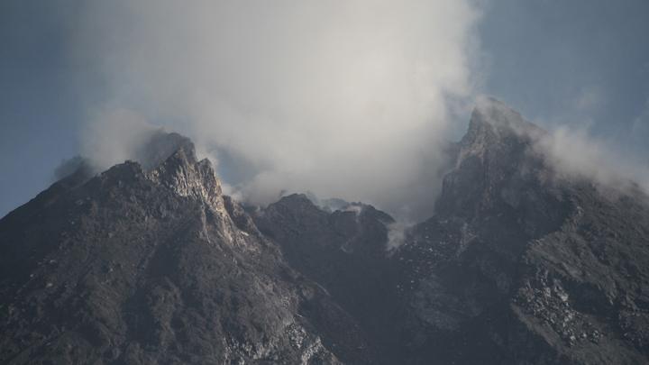Puncak Gunung Merapi terlihat dari pos pengamatan Kali Tengah, Sleman, DI Yogyakarta, Minggu, 29 Maret 2020. (Foto: Dok/Antara)
