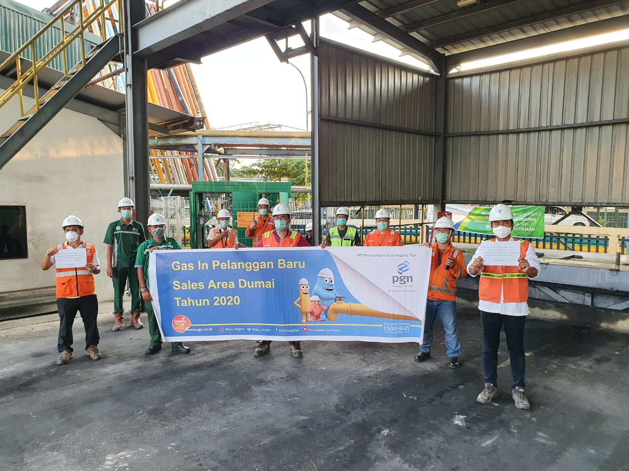 Pekerja dari PT PGN usai melaksanakan gas in di PT. Kuala Lumpur Kepong (KLK) Dumai dengan tetap melaksanakan protokol kesehatan. (Foto: PGN)