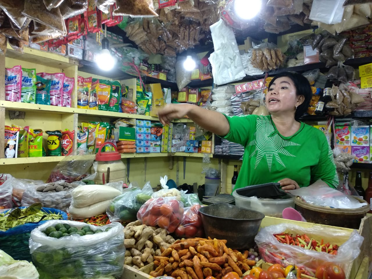 Salah satu penjual bahan pokok di Pasar Wonokromo (Foto: Rizqi Mutqiyyha/Ngopibareng.id)