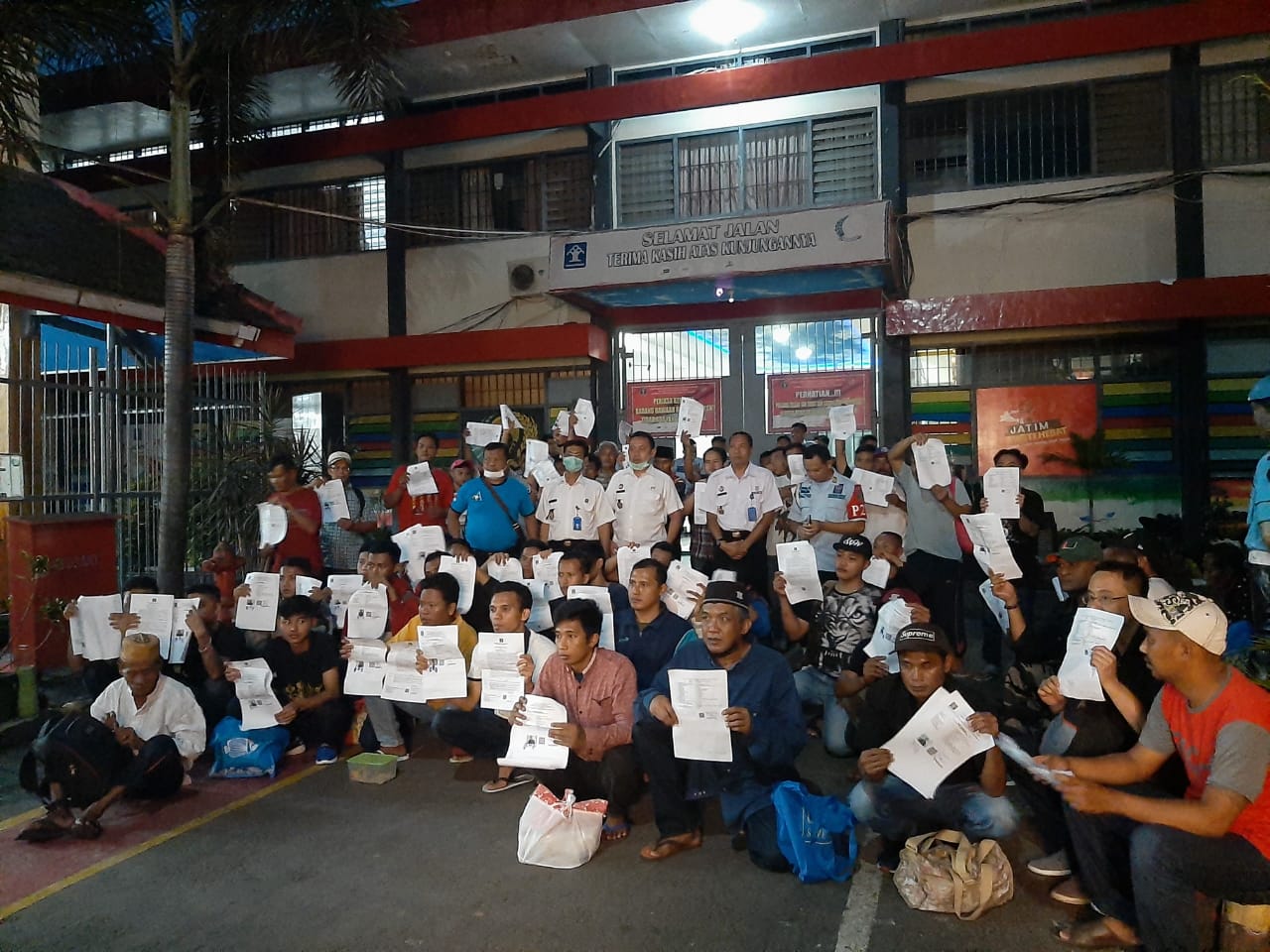 Para narapidana yang mendapatkan asimilasi dari Lapas Klas I Lowokwaru, Kota Malang, Jawa Timur. (Foto: Istimewa)