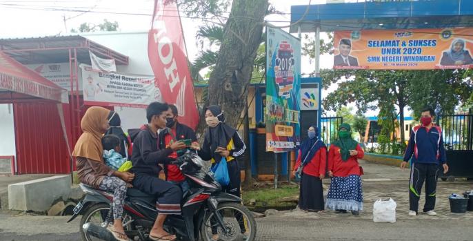 Para siswa SMKN Winongan Pasuruan bagikan masker gratis. (Foto: Dok Humas)