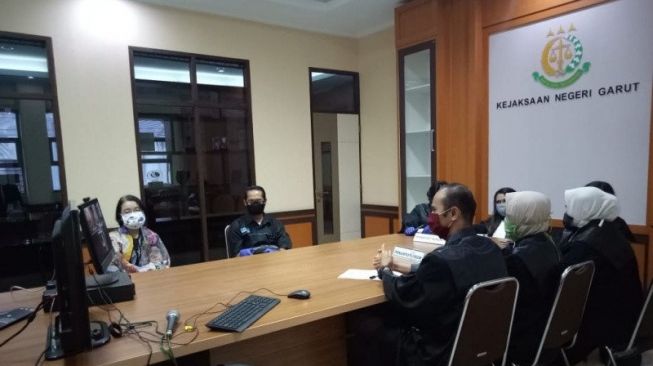 Suasana sidang virtual kasus video pornografi yang dilaksanakan di kantor Kejaksaan Negeri Kabupaten Garut, Jawa Barat, Kamis (2/4/2020). (Foto: Antara/Feri Purnama)