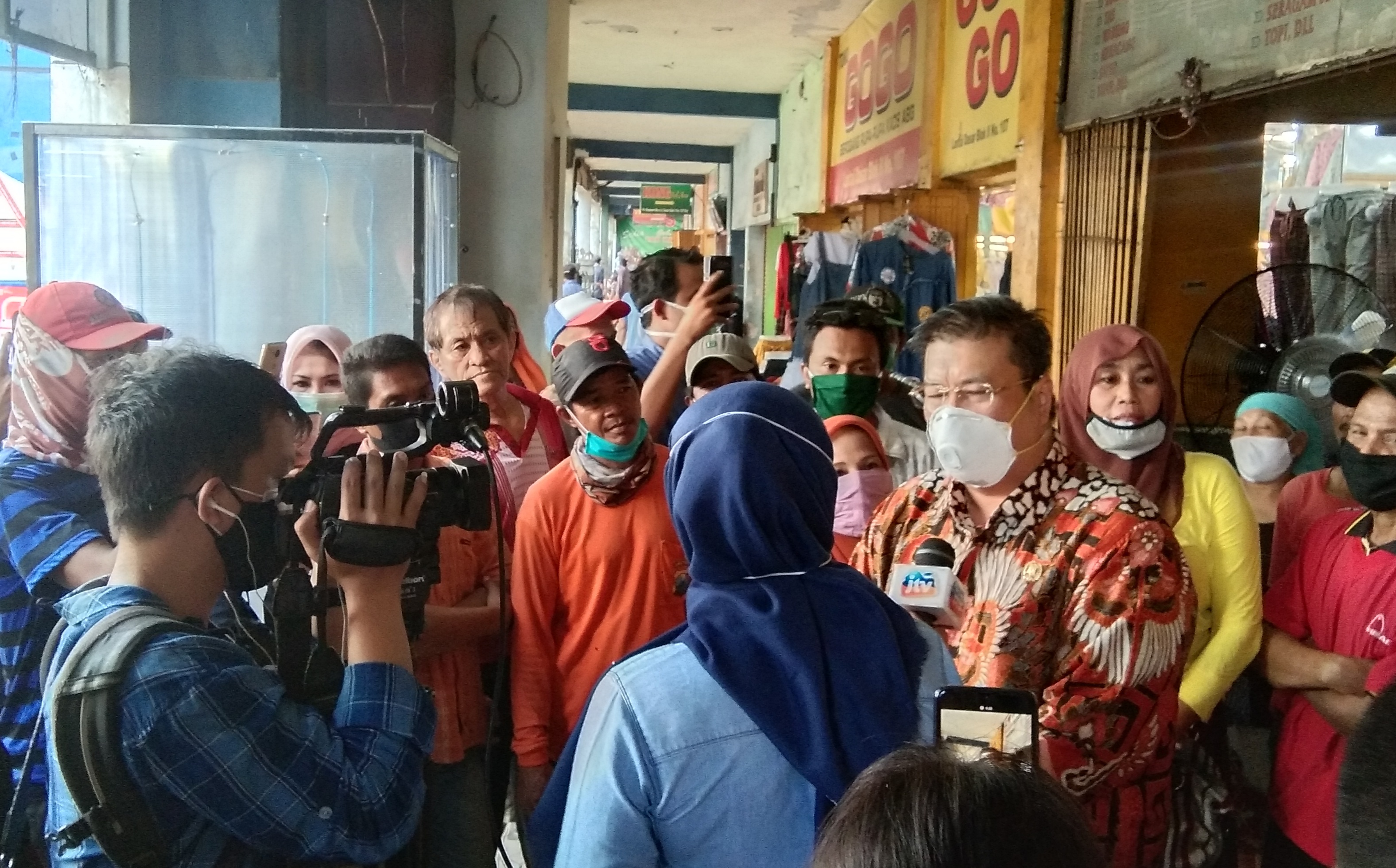 John Thamrun (batik) anggota komisi B DPRD Surabaya dari Fraksi PDI-P saat menemui pedagang di Pasar Kapasan Surabaya (Foto: Ni'am Kurniawan/Ngopibareng.id)