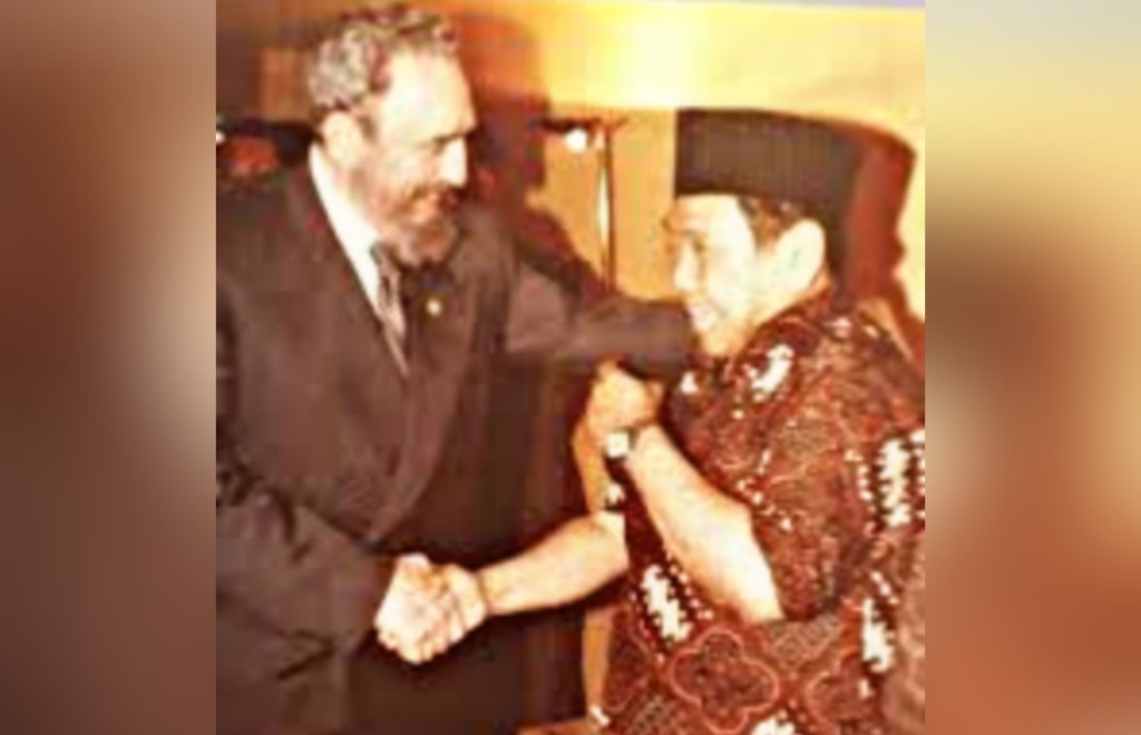 KH Abdurrahman Wahid (Gus Dur, almaghfurlah) dengan inset: Fidel Castro. (Foto: Istimewa)