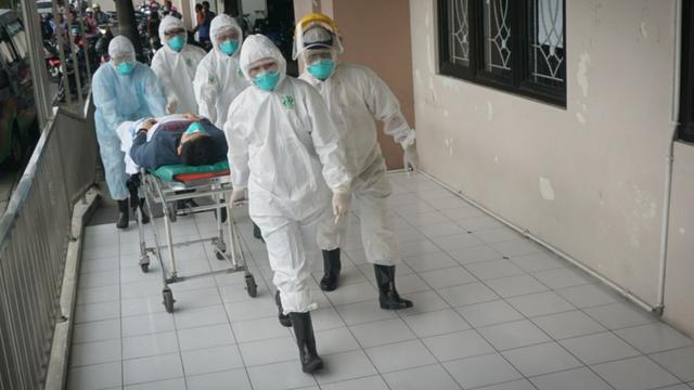 Tim medis pandemi Covid-19 sedang menjalankan tugas. (Foto: Dok/Ngopibareng.id)