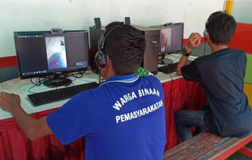 Dua warga binaan sedang melakukan video call dengan keluarganya (foto: Hujaini/ngopibareng.id)