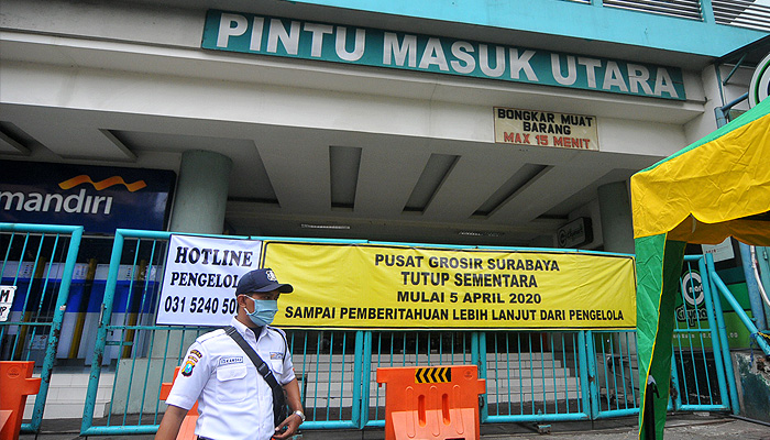 Petugas keamanan berjaga di depan pintu utara Pusat Grosir Surabaya atau PGS, Minggu 5 April 2020. (Foto: Erfan Hazransyah/Ngopibareng.id)