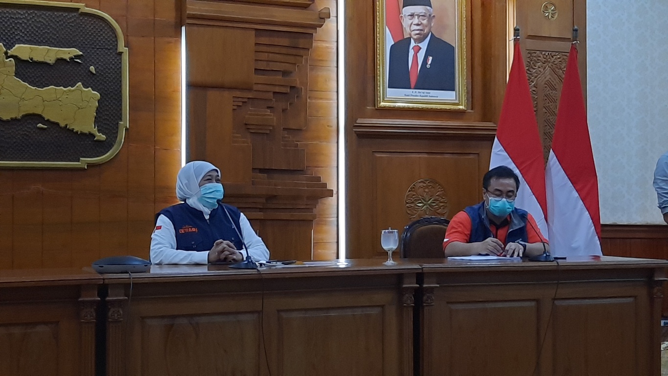 Gubernur Jawa Timur Khofifah Indar Parawansa (kiri). (Foto: Alief Sambogo/Ngopibareng.id)
