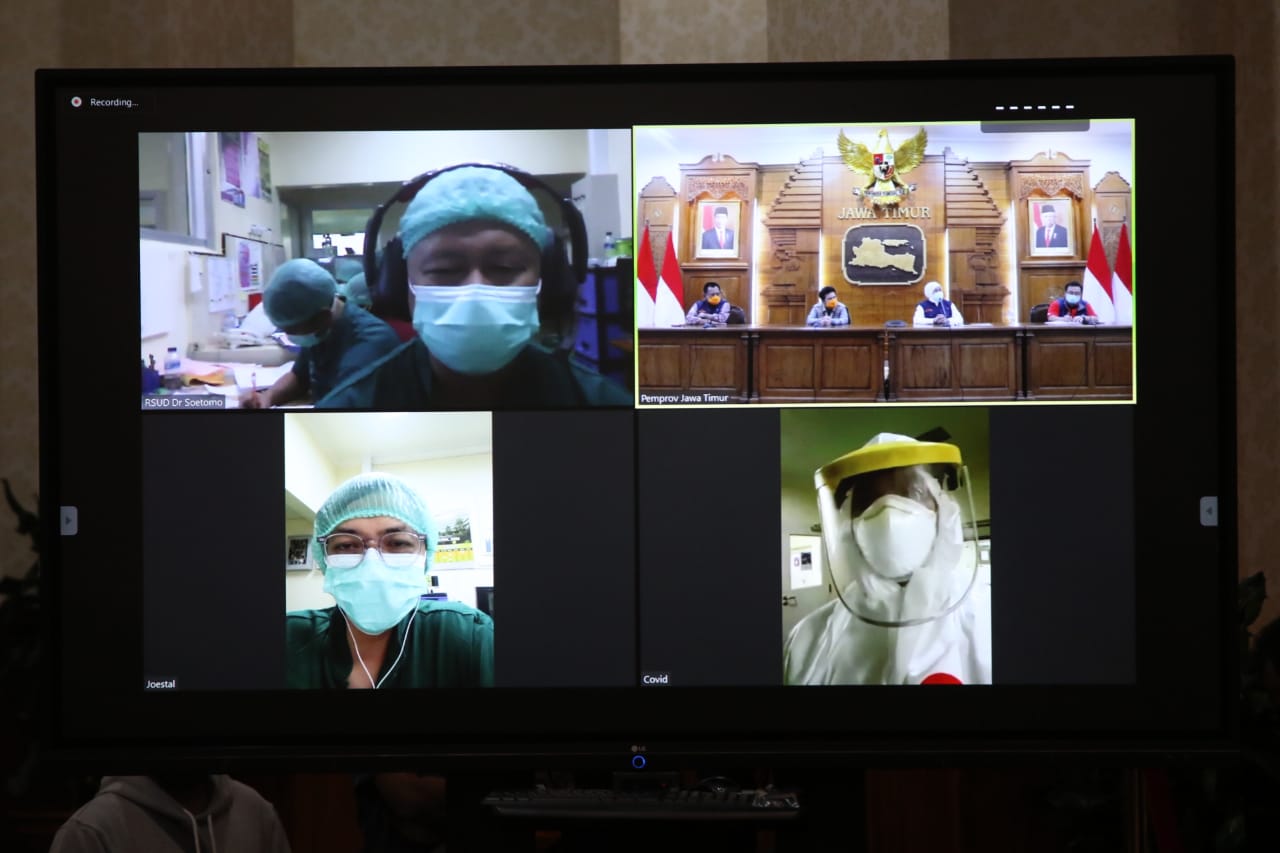 Gubernur Jatim, Khofifah Indar Parawansa melakukan komunikasi dengan tenaga medis melalui video conference. (Foto: Istimewa)