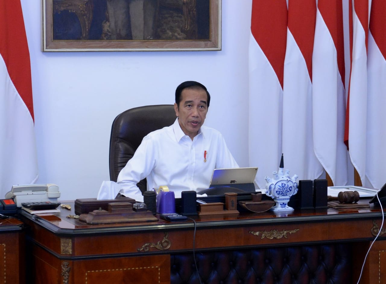 Presiden Joko Widido melakukan video conference dengan jajarannya dari Istana Merdeka, Senin 6 April 2020. (Foto: Setpres)