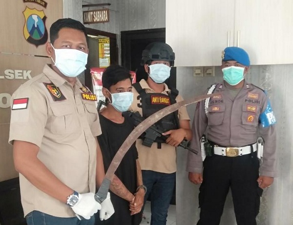 Tim Anti Bandit Polsek Sukolilo menunjukkan barang bukti dan pembawa sajam di Mapolsek Sukolilo, Surabaya, Senin 6 April 2020. (Foto: Istimewa)