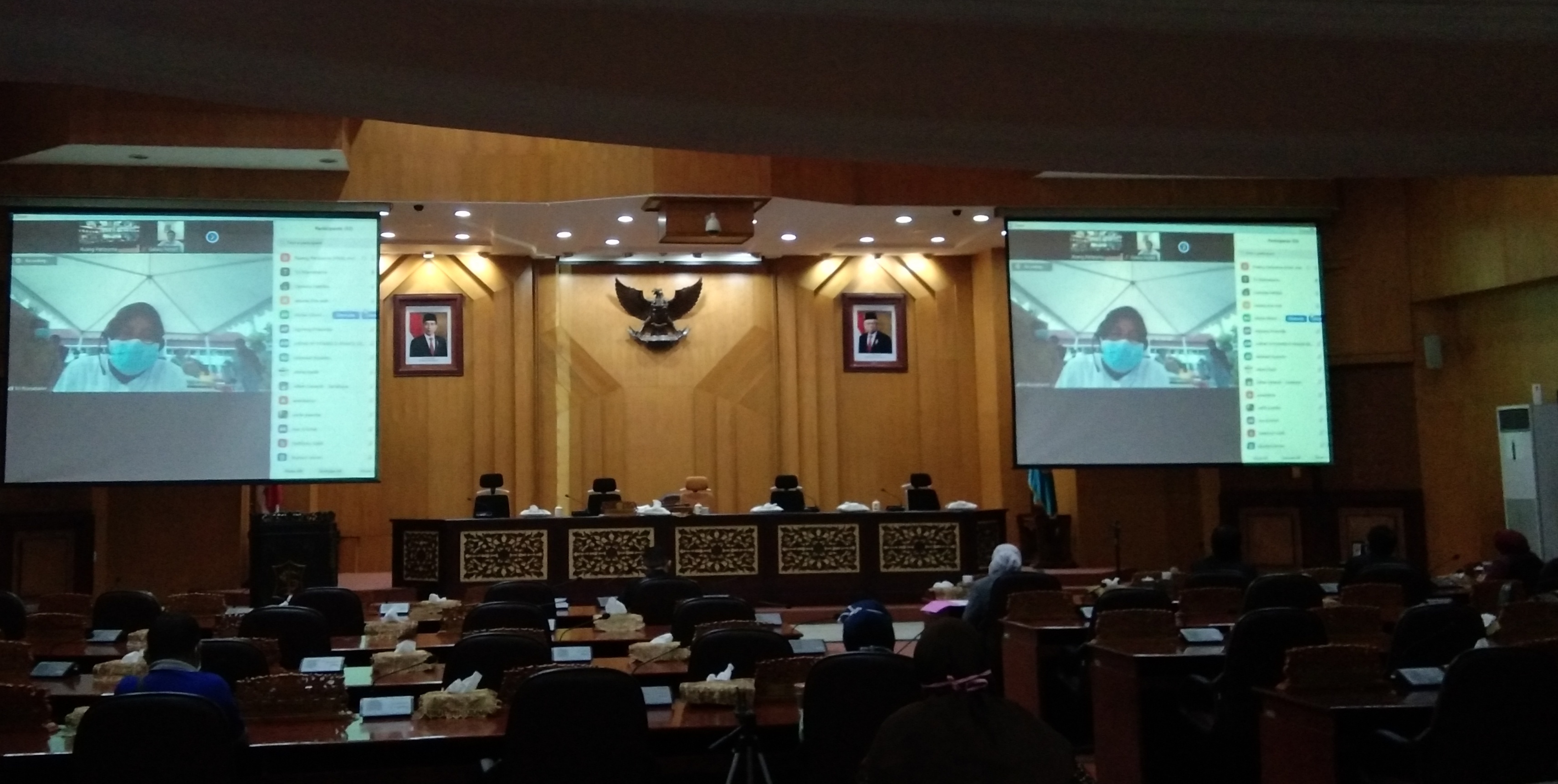 Teleconference antara Walikota Risma bersama pimpinan DPRD Surabaya di Ruang Paripurna Kantor DPRD Surabaya (Ni'am Kurniawan/Ngopibareng.id)