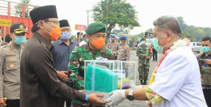 Bupati beserta Forpimda Pasuruan memberikan bantuan kepada tenaga medis RSUD Bangil sebagai apresiasi atas kinerjanya. (Foto: Dok Humas) 