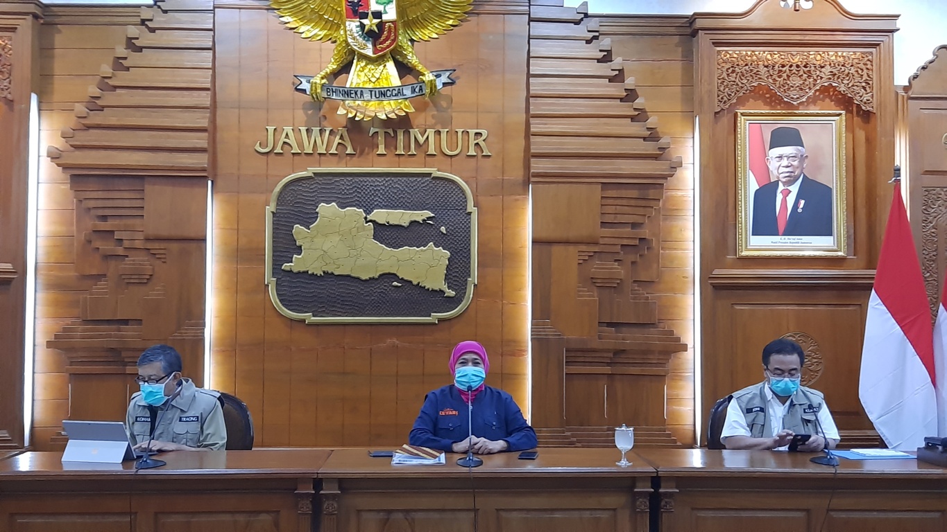 Gubernur Jawa Timur Khofifah Indar Parawansa, saat melakukan konferensi pers di Gedung Negara Grahadi, Surabaya. (Foto: Alief Sambogo/Ngopibareng.id)
