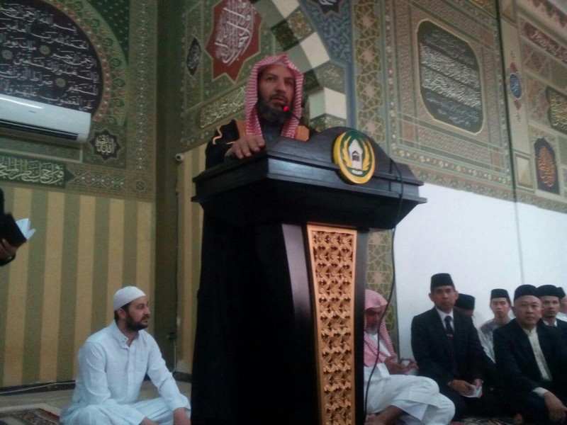 Syeikh Dr. Abdullah bin Mohammed al-Mutlaq di depan umat Islam. (Foto: Istimewa)