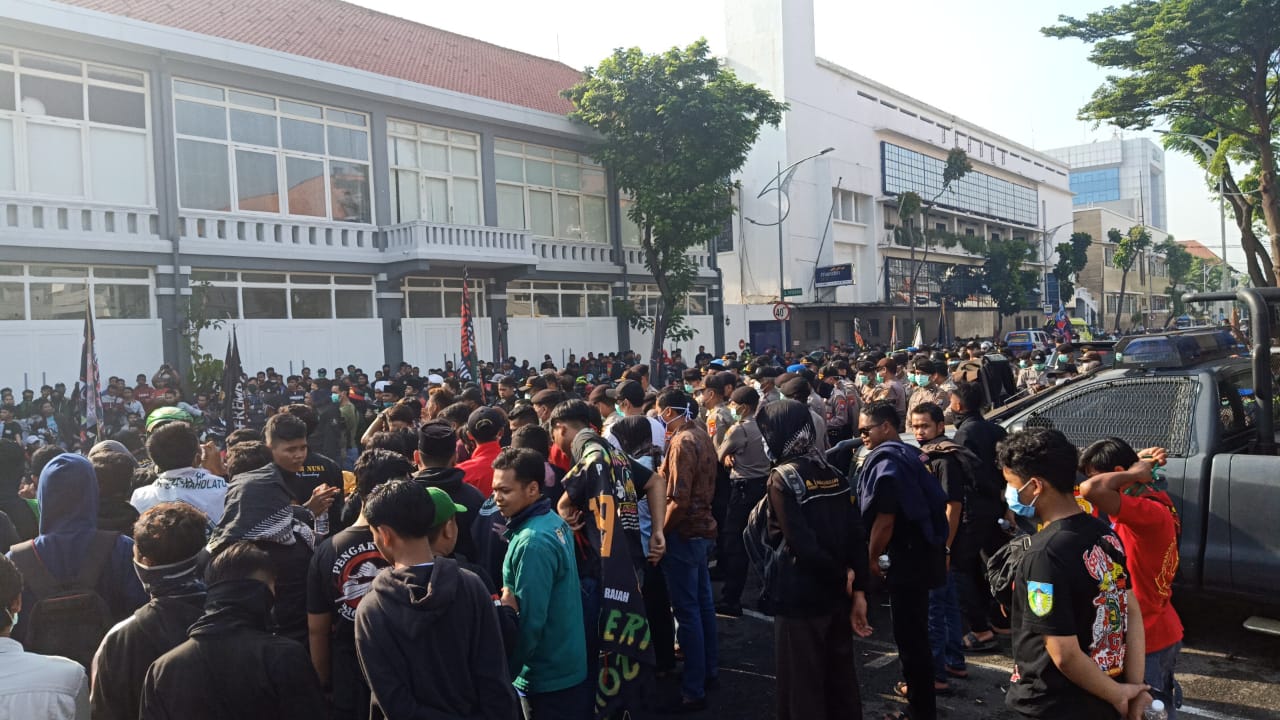 Massa Pagar Nusa sedang memadati Mapolrestabes Surabaya. (Foto: Andhi Dwi/Ngopibareng.id)