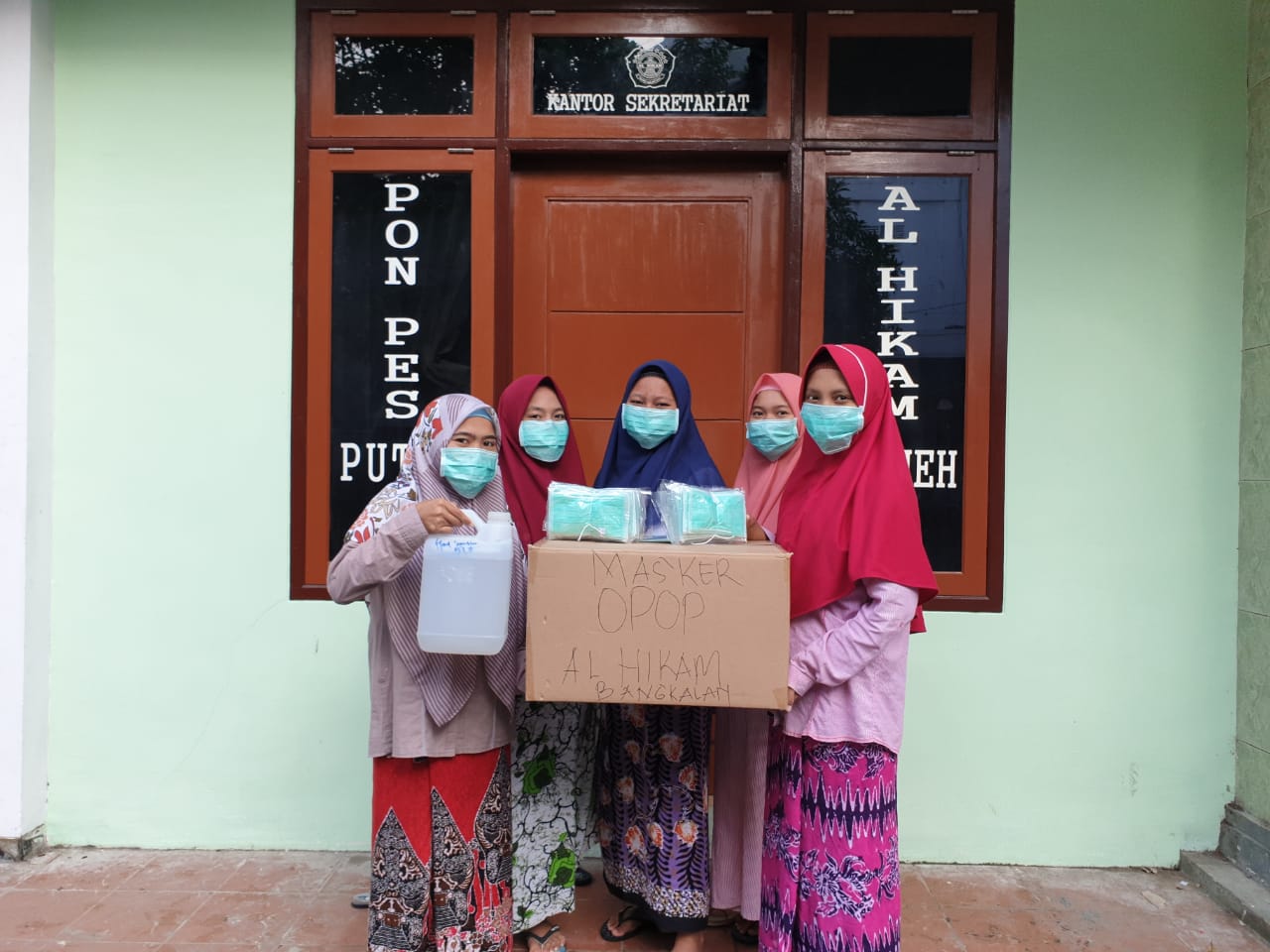 Para santriwati saat menerima bantuan masker dan hand sanitizer dari Unusa. (Foto: Istimewa)