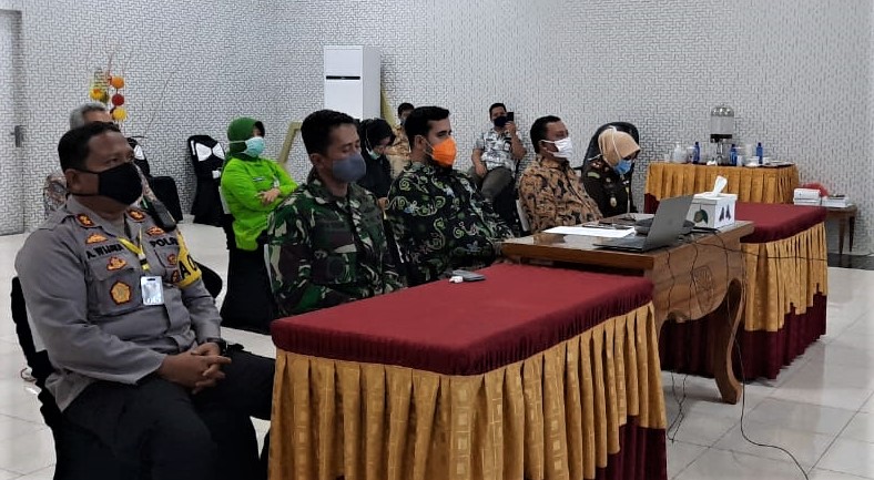 Satgas penanggulangan Covid-19 Kota Probolinggo yang dipimpin Walikota Hadi Zainal Abidin saat melakukan video conference (vidcon). (Foto: Istimewa)
