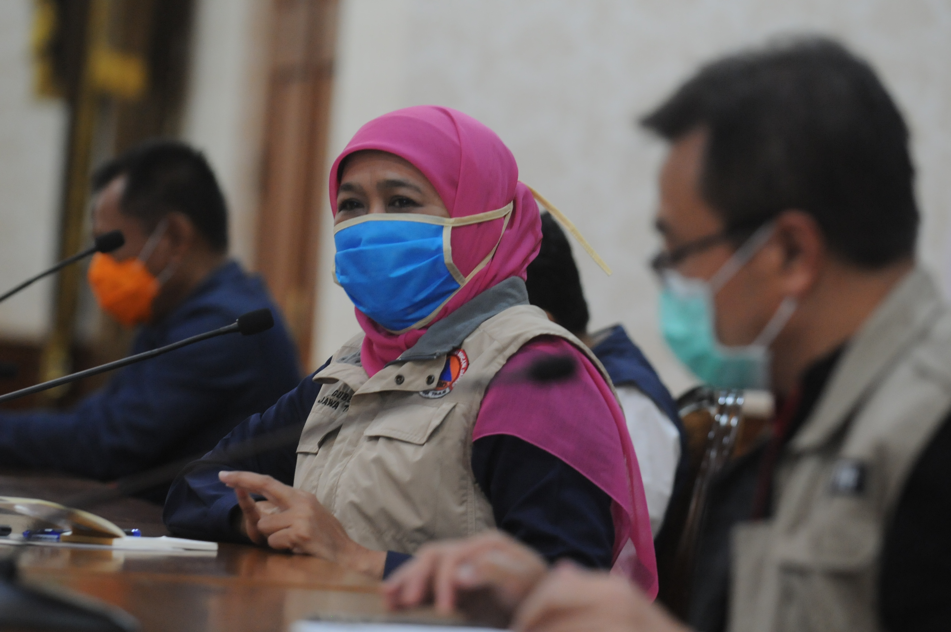 Gubernur Jawa Timur, Khofifah Indar Parawansa, saat menyampaikan perkembangan penyebaran virus corona di Gedung Negara Grahadi, Surabaya, Selasa 7 April 2020. 