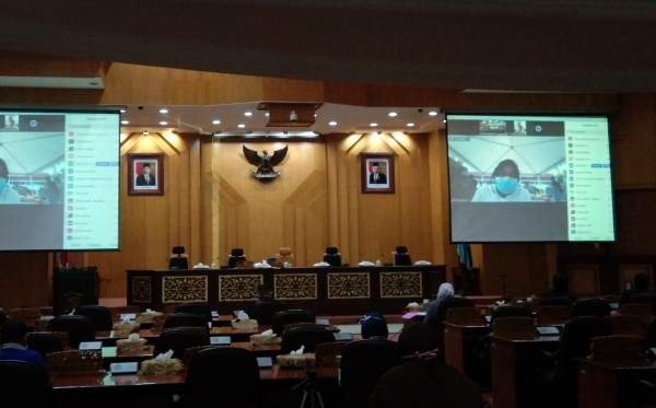  Teleconference antara Walikota Risma bersama pimpinan DPRD Surabaya di Ruang Paripurna Kantor DPRD Surabaya. (Foto: Ni'am Kurniawan/Ngopibareng.id)