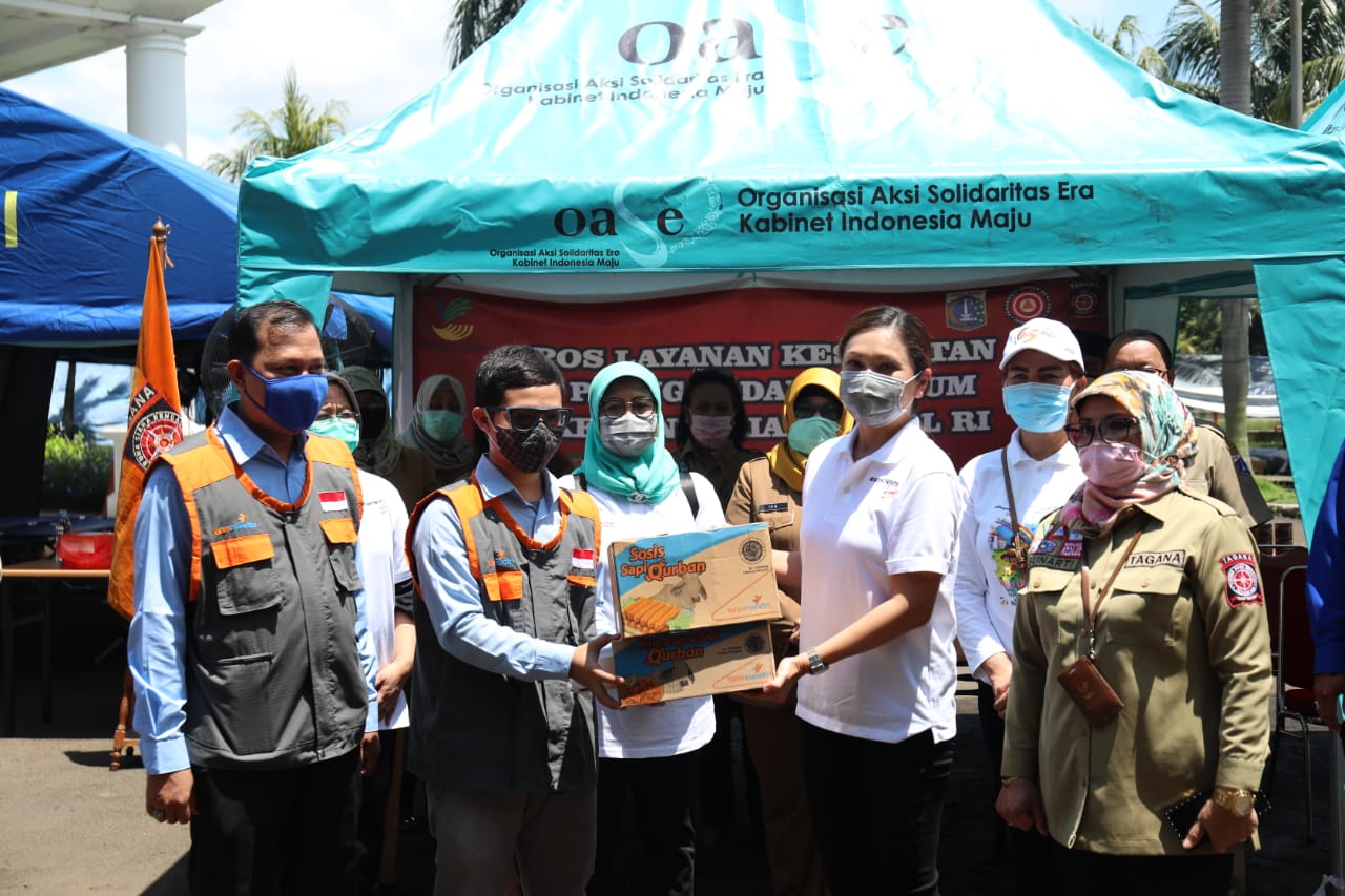 Menteri Sosial Juliari P Batubara secara simbolis menyerahkan bantuan sosial kepada pekerja informal yang terdampak Covid-19. (Foto: Istimewa)