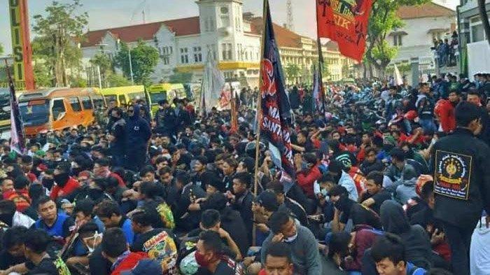 Massa Pagar Nusa geruduk Mapolrestabes. (Foto: Istimewa)