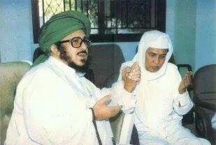 Sayid Muhammad bin ‘Alawi al-Maliki bersama KH Asrori bin Utsman Al-Ishaqi (al-maghfurlahum), Mursyid Tarekat Qadiriyah wa Naqsyabandiyah, terpusat di Surabaya. (Foto: Dok/Ngopibareng.id)