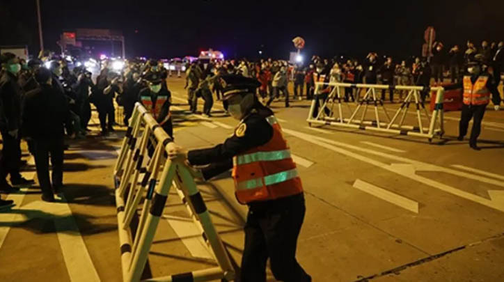 Petugas membuka blokade Kota Wuhan setelah pemerintah resmi mencabut lockdown. (Foto: Antara)