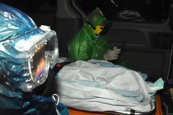 Jenazah penyanyi Glenn Fredly dibawa mengunakan ambulan oleh petugas RS Setia Mitra yang memakai baju APD. (Foto: Ant)