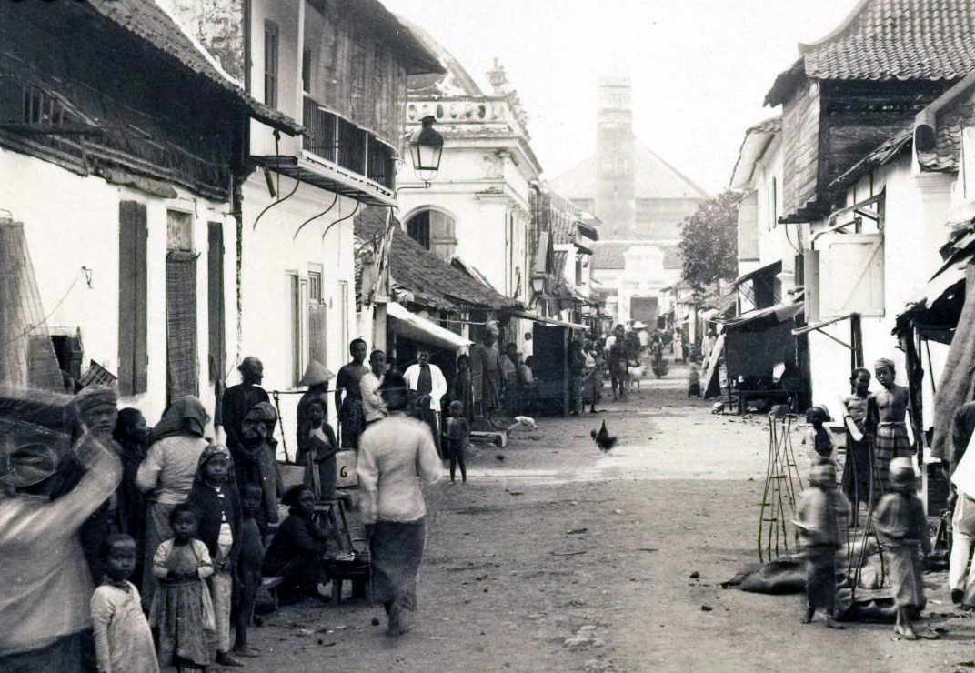 Suasana Kampung Ampel (Ampel Suci) tahun 1890. Ampel tidak hanya menjadi pusat studi Islam (Pesantren), tapi juga pernah menjadi pusat administrasi lokal. (KITLV).