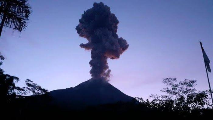 Ilustrasi Gunung Merapi erupsi.