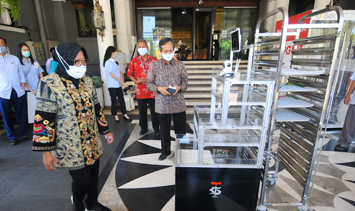 Walikota Surabaya Tri Rismaharini memperhatikan robot service di halaman Balai Kota Surabaya. (Foto: Erfan Haransyah/Ngopibareng.id)