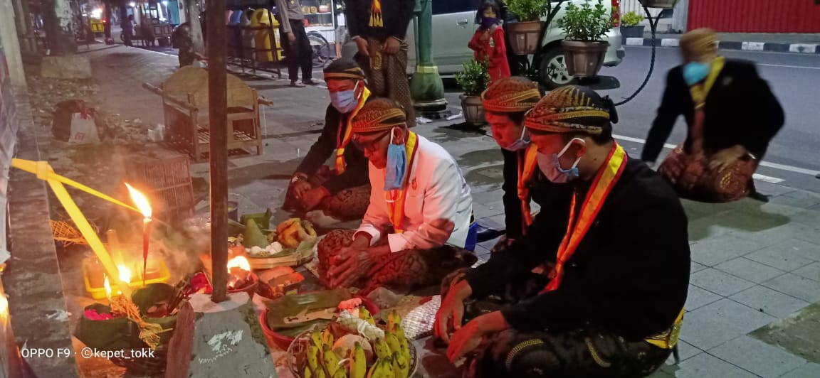 Ritual topo bisu Paguyuban Kerabat Keraton Surakarta di Kediri. Ritual ini untuk mengusir virus corona. (Foto: Istimewa))