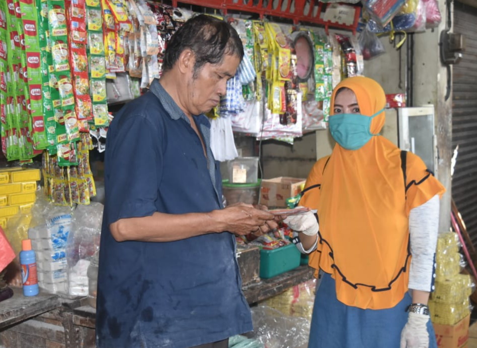 Pembagian masker kepada pedagang di pasar Wonokromo Surabaya (Foto: Istimewa)