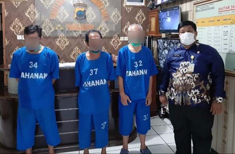 Tiga pelaku provokator penolak pemakaman jenazah perawat positif corona di Semarang diamankkan polisi.  
