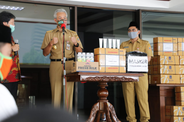 Gubernur Jawa Tengah Ganjar Pranowo saat menerima bantuan masker dari eks Napi Teroris. (Foto: Humas/Jawa Tengah)