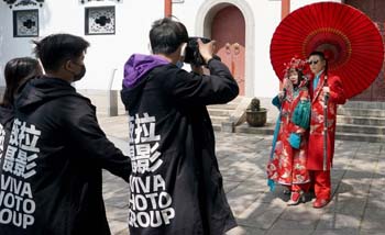 Kota Wuhan di Provinsi Hubei sudah berangsur normal. Sepasang calon pengantin berpose dalam sesi foto pranikah di Paviliun Qingchuan, Wuhan, hari Minggu kemarin. Warga Wuhan kini telah kembali melakukan persiapan pernikahan setelah meredanya wabah COVID-19. (Foto:Antara/Xinhua)