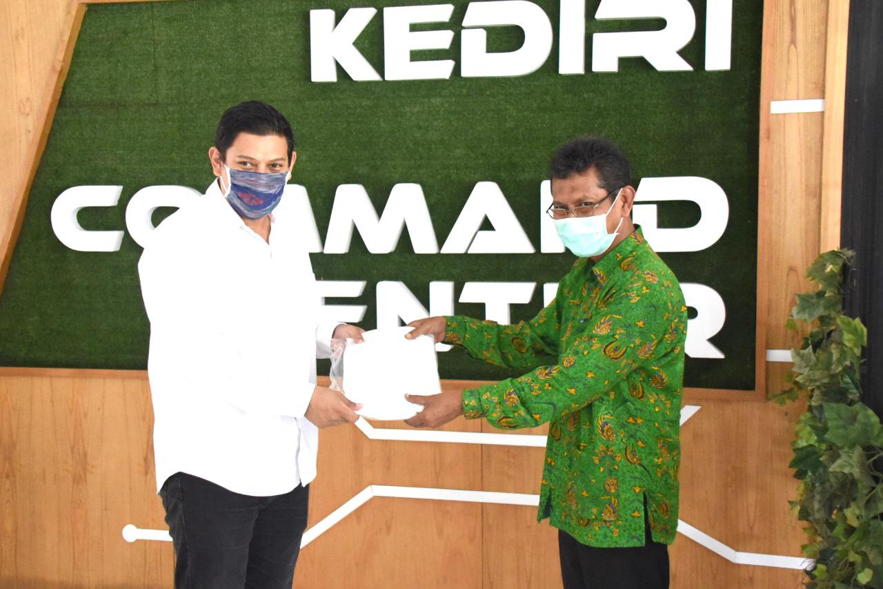 Walikota Kediri Abdullah Abu Bakar bersama Direktur RSM Ahmad Dahlan Kota Kediri. (Foto: Istimewa) 