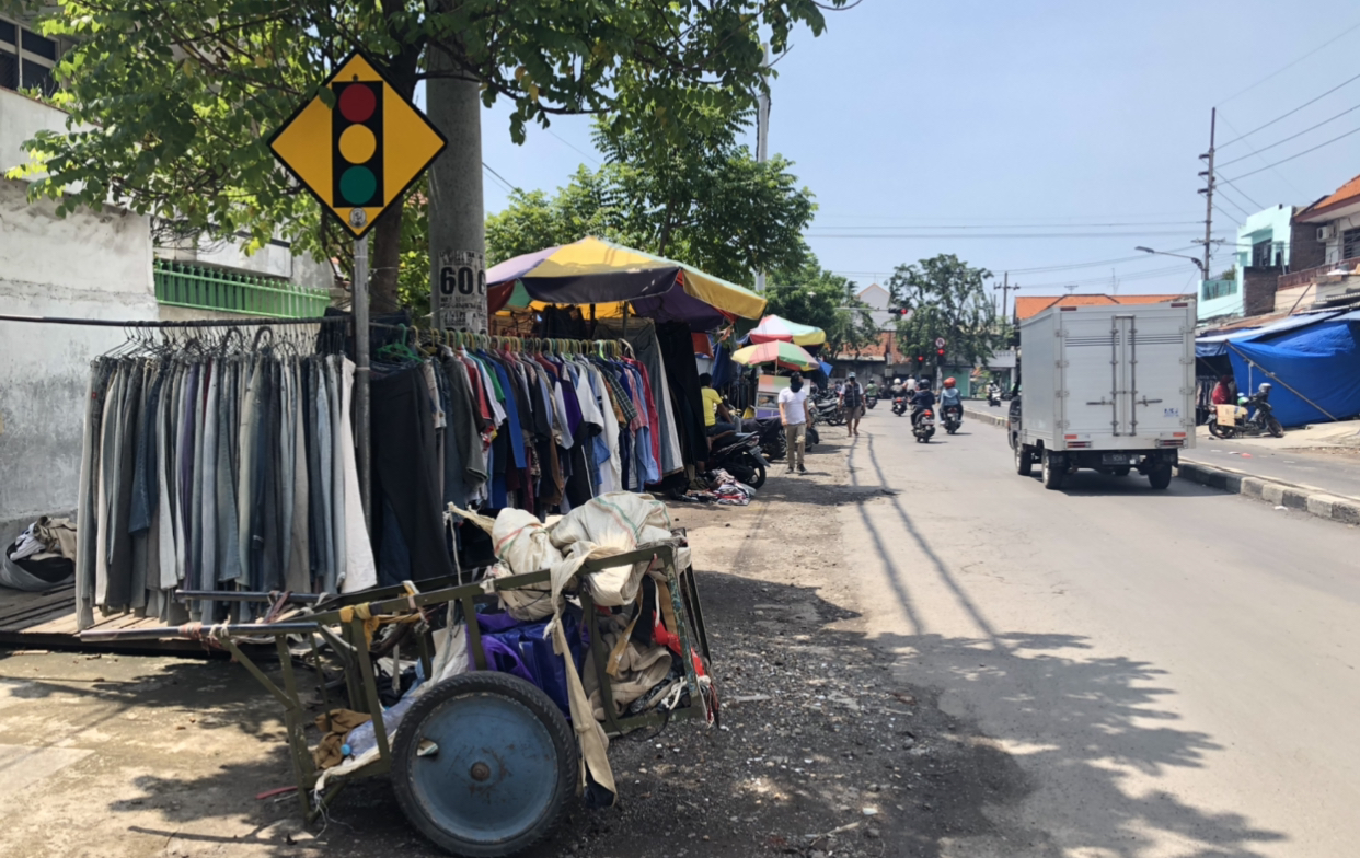 Pemandangan Jalan Tambaksari, Surabaya, yang biasanya dipenuhi pembeli dan pedagang Pasar Gembong, kini sepi. (Foto: Andhi Dwi/Ngopibareng.id)