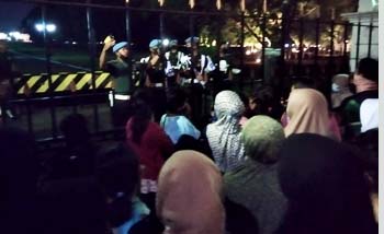 Masyarakat berduyun ke gerbang Istana Bogor, Sabtu malam 11 April 2020. (Foto:Youtube)