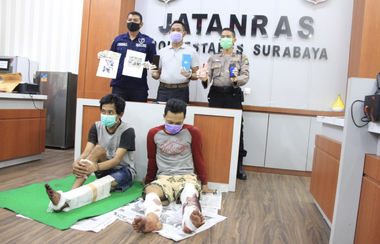 Unit Jatanras Polrestabes Surabaya menunjukkan barang bukti serta tersangka. (Foto: Dok. Humas Polrestabes)
