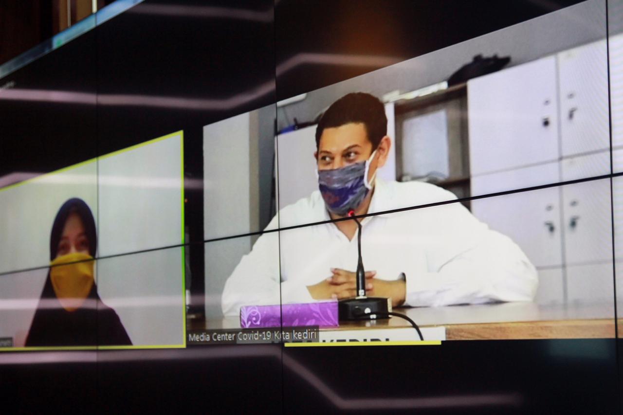 Walikota Kediri saat teleconference dengan pasien corona yang sudah dinyatakan sembuh. (Foto: Istimewa)