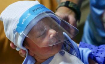 Bayi memakai Face Shield mini  di RSIA Tambak, Jakarta, Selasa 14April. untuk mencegah penyebaran COVID-19.(Foto:Antara/Rivan Awal Lingga)