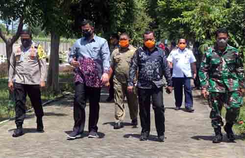Walikota Hadi Zainal Abidin bersama Kapolresta dan Dandim saat meninjau TPU Kopian Barat. (Foto: Ikhsan Mahmudi/Ngopibareng.id)