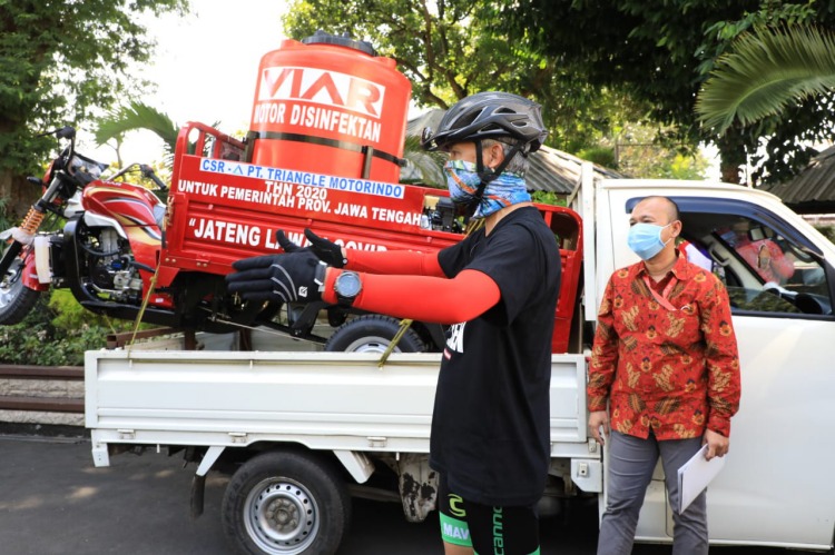 Gubernur Jawa Tengah Ganjar Pranowo saat menerima bantuan motor disinfektan. (Foto: Humas/Jawa Tengah)